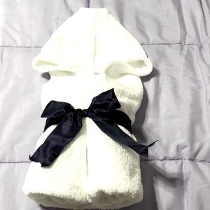 SZ TWEEN and Under 32 1/2” x 52 1/2” HOODED BATH TOWEL. NWT HIGH QUALITY TOWEL